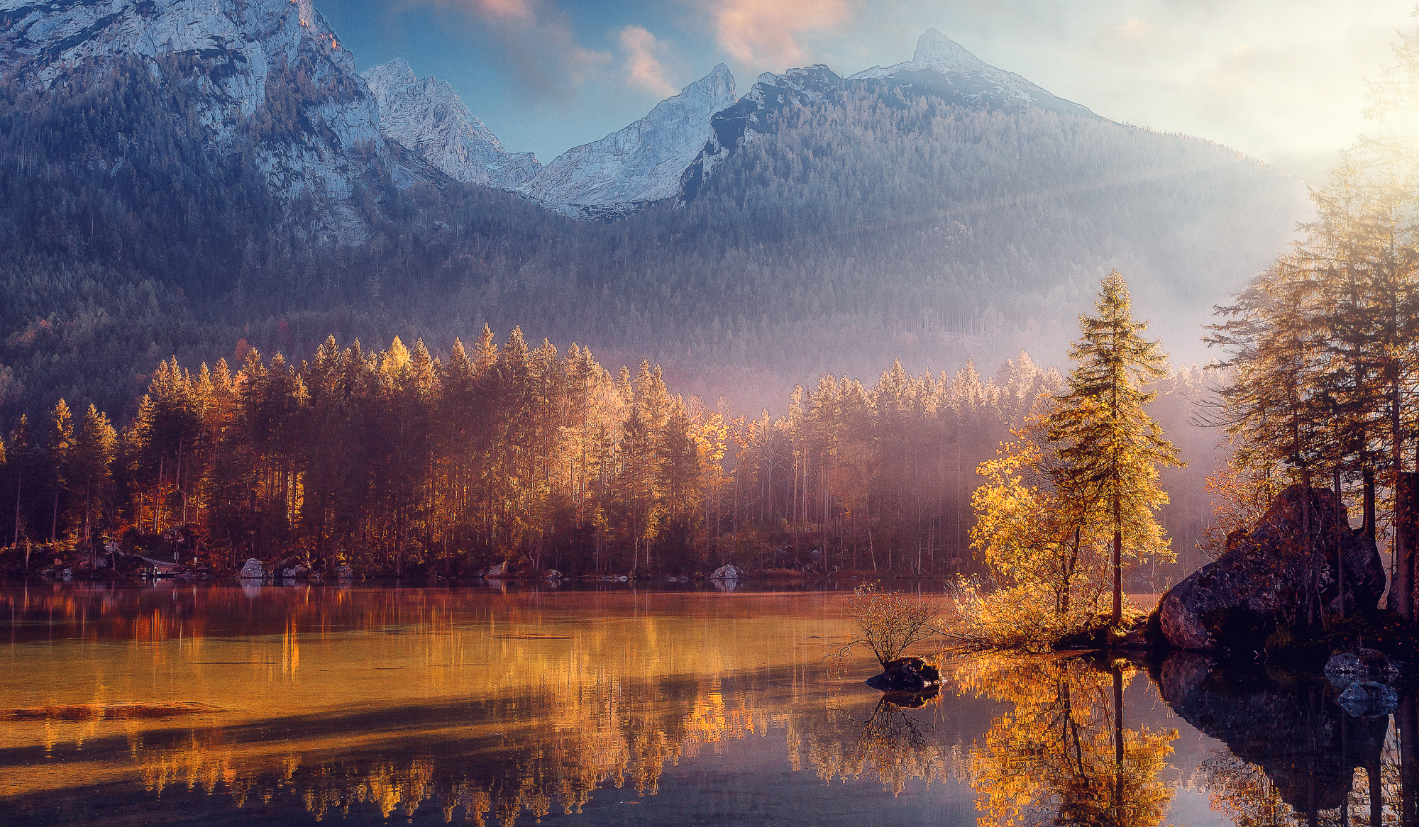 Photomural Awesome Nature Scenery. Beautiful Landscape With High Mountains With Illuminated Peaks, Stones In Mountain Lake, Reflection, Blue Sky And Yellow Sunlight In Sunrise. Amazing Nature Background.