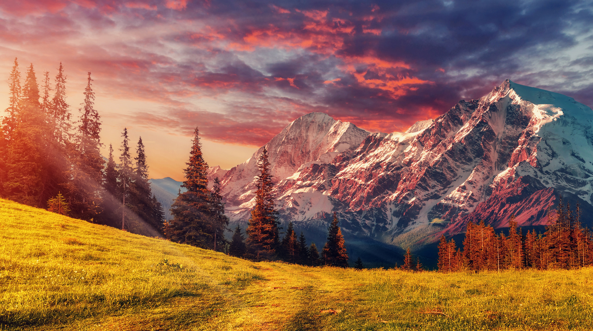 Photomural Awesome Alpine Highlands In Sunny Day. Scenic Image Of Fairy-Tale Landscape With Colorful Sky Under Sunlit, Over The Majestic Rock Mountains. Wild Area. Megical Natural Background. Creative Image